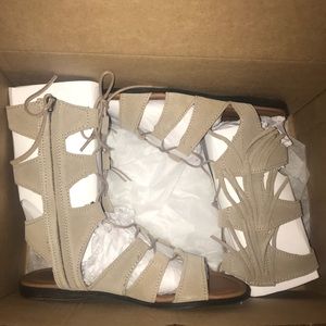 Shoes - Minnetonka Gladiator Sandal Taupe size 8